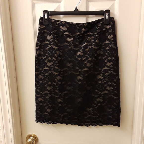 🖤NWT Banana Republic Black Lace Skirt, Size 2P - Picture 3 of 7